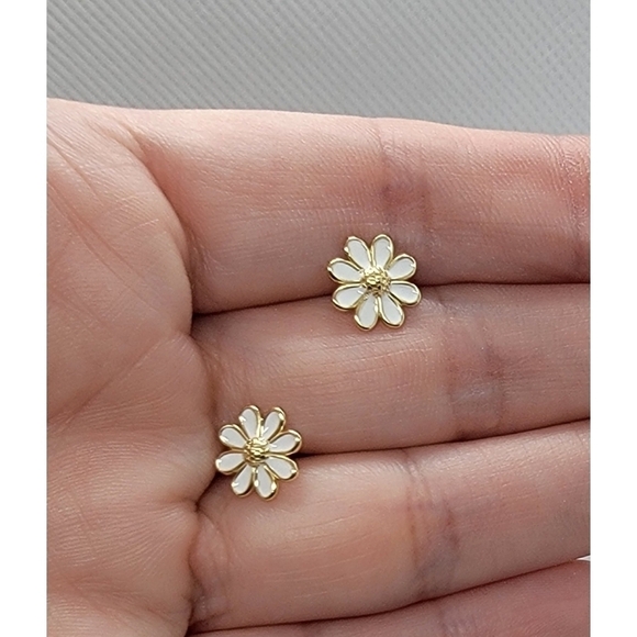 NIB Rachel Zoe White Flower Stud Earrings - Picture 2 of 6